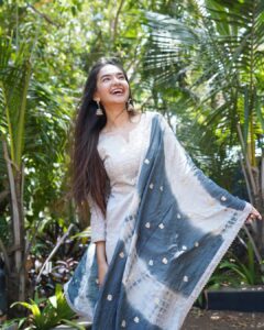 Anushka Sen Instagram - show me your thumka 😉
.
📸: @smileplease_25