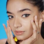 Anushka Sen Instagram - #AD Was super pumped to recreate these bold looks using Maybelline Colossal Range. They have never failed to surprise me with their products. These are my all time go-to products @maybelline_ind #MaybellineIndia #MaybellineMakeup #BackToBold #GoColossalEveryDay