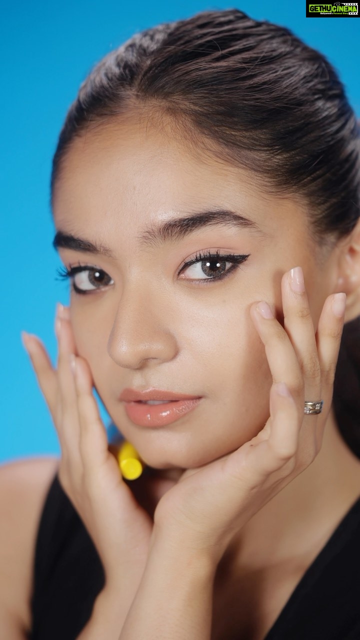 Anushka Sen Instagram - #AD Was super pumped to recreate these bold looks using Maybelline Colossal Range. They have never failed to surprise me with their products. These are my all time go-to products @maybelline_ind #MaybellineIndia #MaybellineMakeup #BackToBold #GoColossalEveryDay