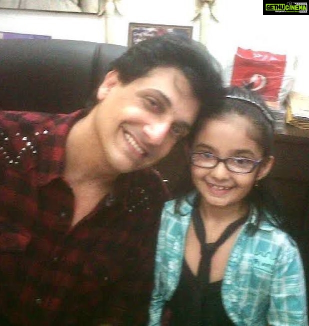 Anushka Sen Instagram - I met Shiamak sir, my dance guru after almost 13 years, my career started with doing a music video and advertisement as a JDC student in SDIPA, and now I’ve been an actor since then, and yesterday sir you gave me so many blessings and wishes, it’s such a surreal moment for me. You are such a wonderful guru, such a genuine and amazing human being , so proud to be your student, once a SDIPA student always an SDIPA student 🧿✨ @shiamakofficial 🙏