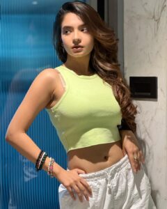 Anushka Sen Instagram - Chase thrills 🎧💋🧚‍♀️🐣 . 📸 and makeup @sachinmakeupartist1 Hair @siddhi_hairstylist