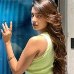 Anushka Sen Instagram – Chase thrills 🎧💋🧚‍♀️🐣

.
📸 and makeup @sachinmakeupartist1 
Hair @siddhi_hairstylist