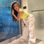 Anushka Sen Instagram – Chase thrills 🎧💋🧚‍♀️🐣

.
📸 and makeup @sachinmakeupartist1 
Hair @siddhi_hairstylist