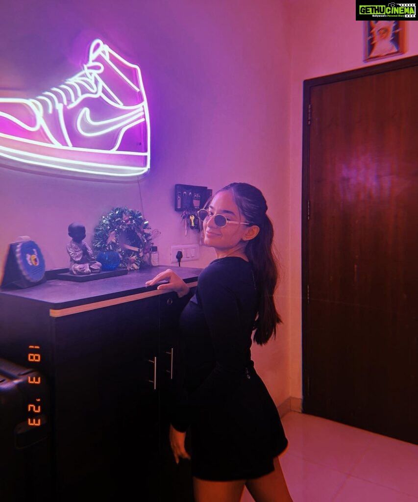 Anushka Sen Instagram - Neon dreams 🔮