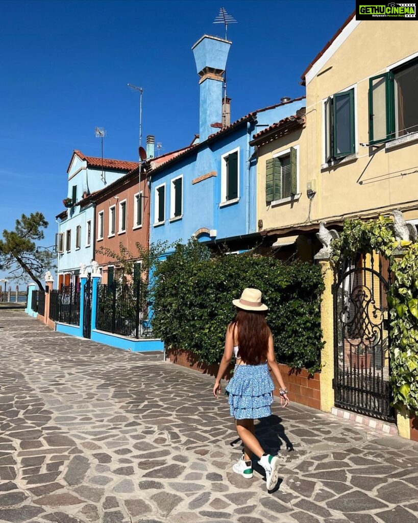 Anushka Sen Instagram - missing Venice ☀️🦦💕🧁🦋 Venice, Italy