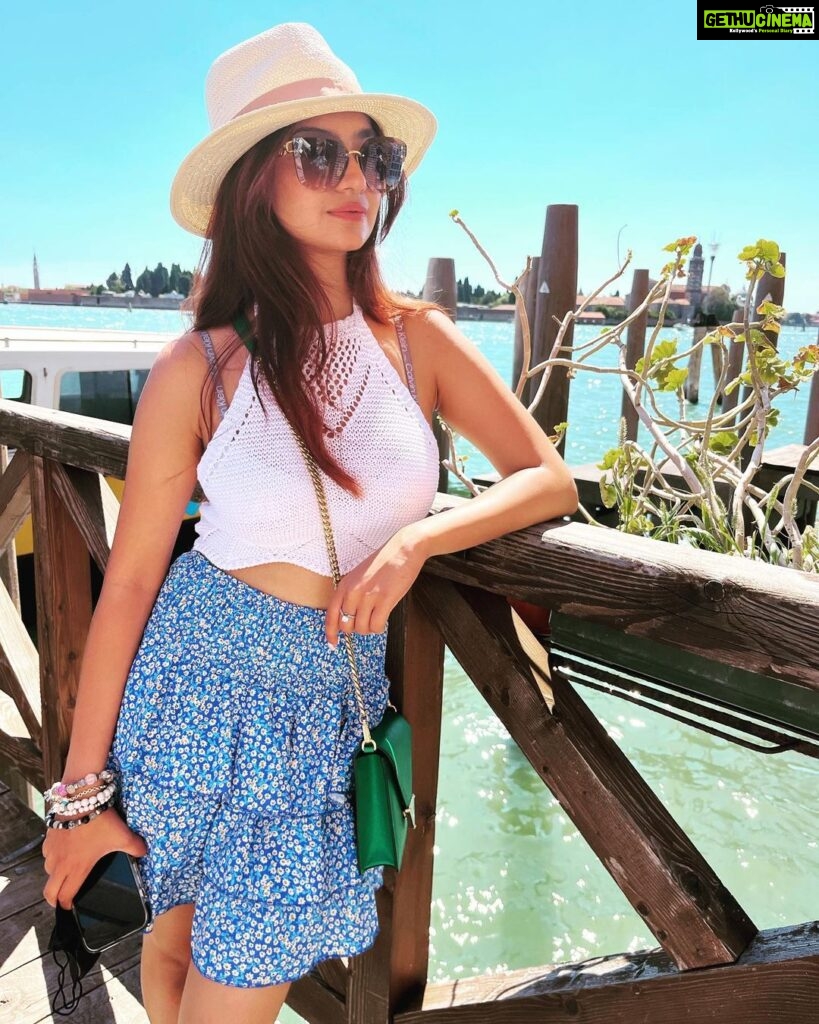 Anushka Sen Instagram - missing Venice ☀️🦦💕🧁🦋 Venice, Italy