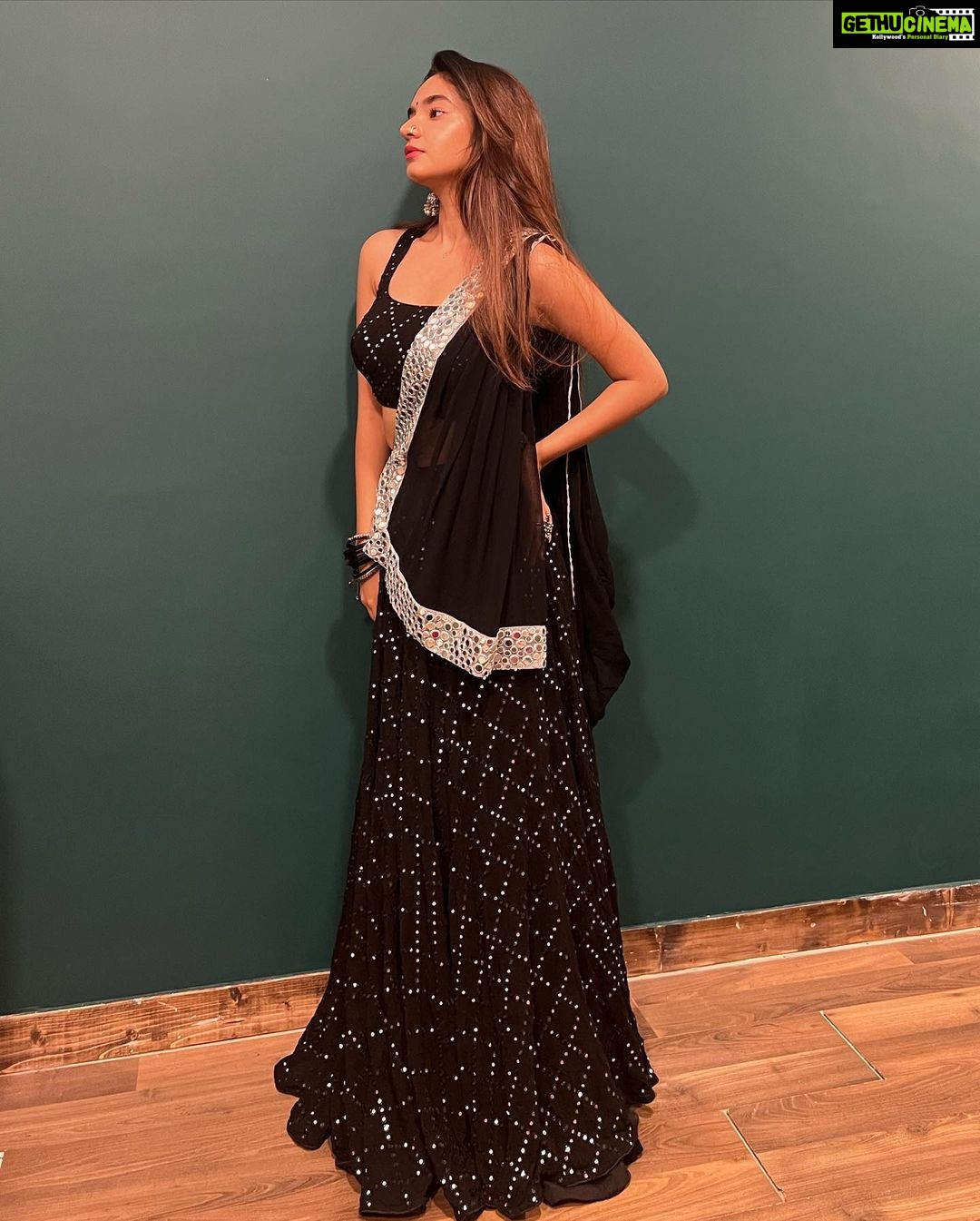 Anushka Sen Instagram - desi 🖤✨ . Styled by @stylingbyvictor @sohail__mughal___