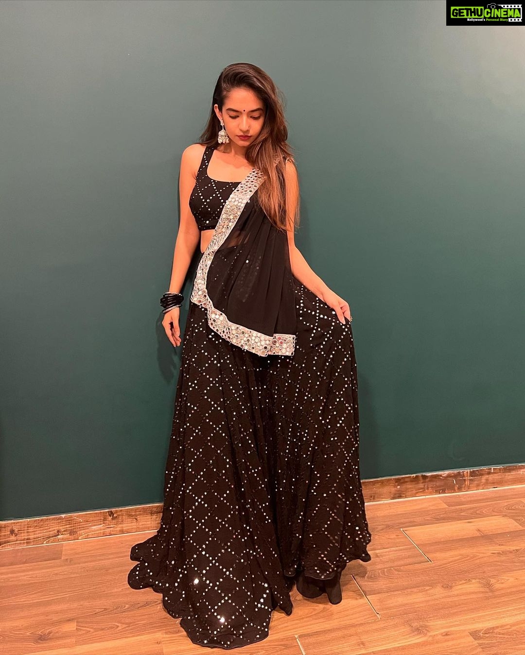 Anushka Sen Instagram - desi 🖤✨ . Styled by @stylingbyvictor @sohail__mughal___