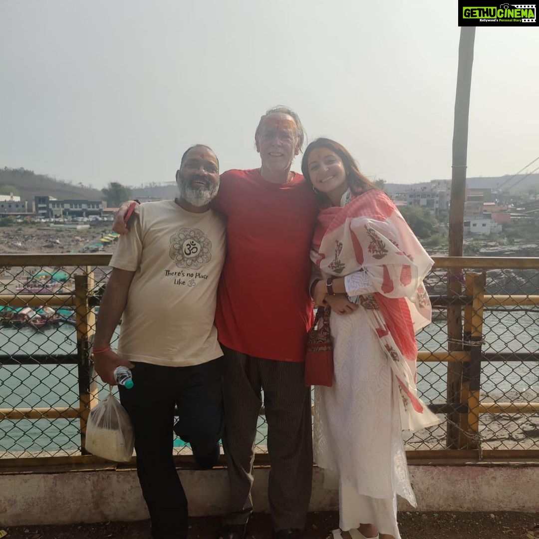 Anushka Sharma Instagram - “Chanting brings me into the space of love within, which to me is my guru, Neem Karoli Baba. From the outside, he was a little old man wrapped in a blanket in whose presence I felt unconditionally loved. On the inside, there was (and is) nothing in him that wasn't love. I have to talk about my guru because everything I have that is of true, lasting value comes from my relationship with him. I'm not trying to sell you. There is no group to join. We already joined it. It's called "the human race." Maharaj-ji, who was beyond any sectarian beliefs, said over and over again that we're all part of one family and that the same blood runs through our veins.” - Excerpt from Chants of a Lifetime, Krishna Das @krishnadasmusic 🌸💕