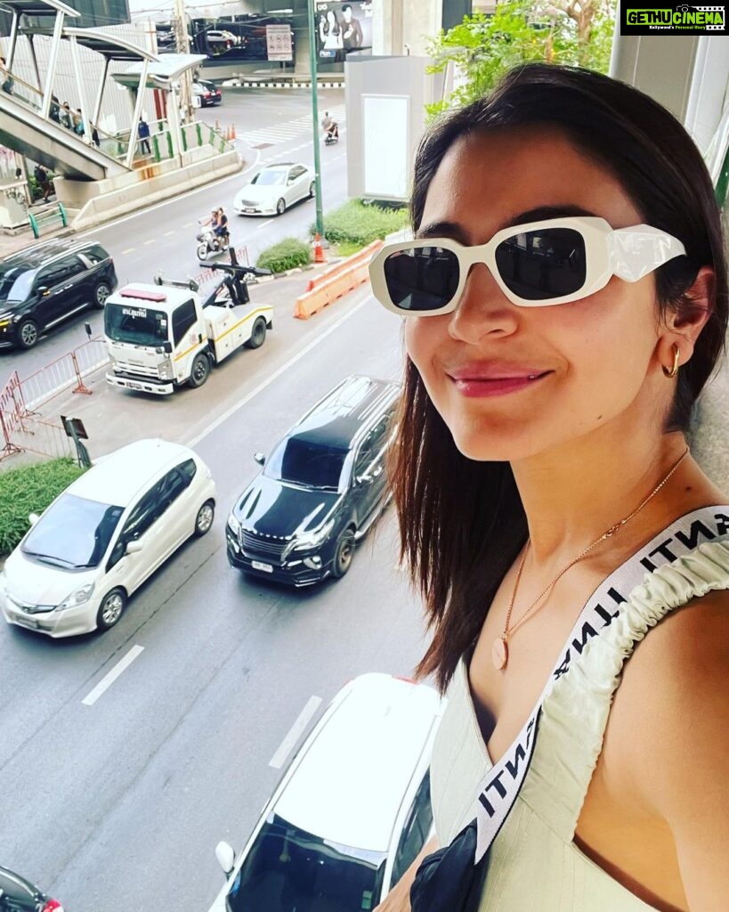 Anushka Sharma Instagram - Didn’t do much on this short work trip to Bangkok so here’s my selfies with one of the most talked about things in Bangkok - Traffic! ✌