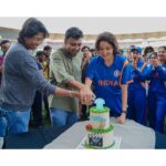 Anushka Sharma Instagram - It’s a wrap on #ChakdaXpress and thank you @JhulanGoswami for the final clap to bring an end to the shoot! 💙🎬🏏 #ComingSoon #ChakdaXpressOnNetflix @netflix_in @renukash710 @official_mahesh_thakur @anshul14chauhan @officialcsfilms @kans26 @prositroy @pratik8shah #TusharKantiRay @abhishek_baner_jee @anishjohn83 @nikhelg9 @saurabhma @rajneesh5258 @lifaafa_ @veerakapuree @narenandbenedict @anti.casting @ankitmalik3 @nikitashak @tamalsen @ze_iyer #akshatverma @manasmittal
