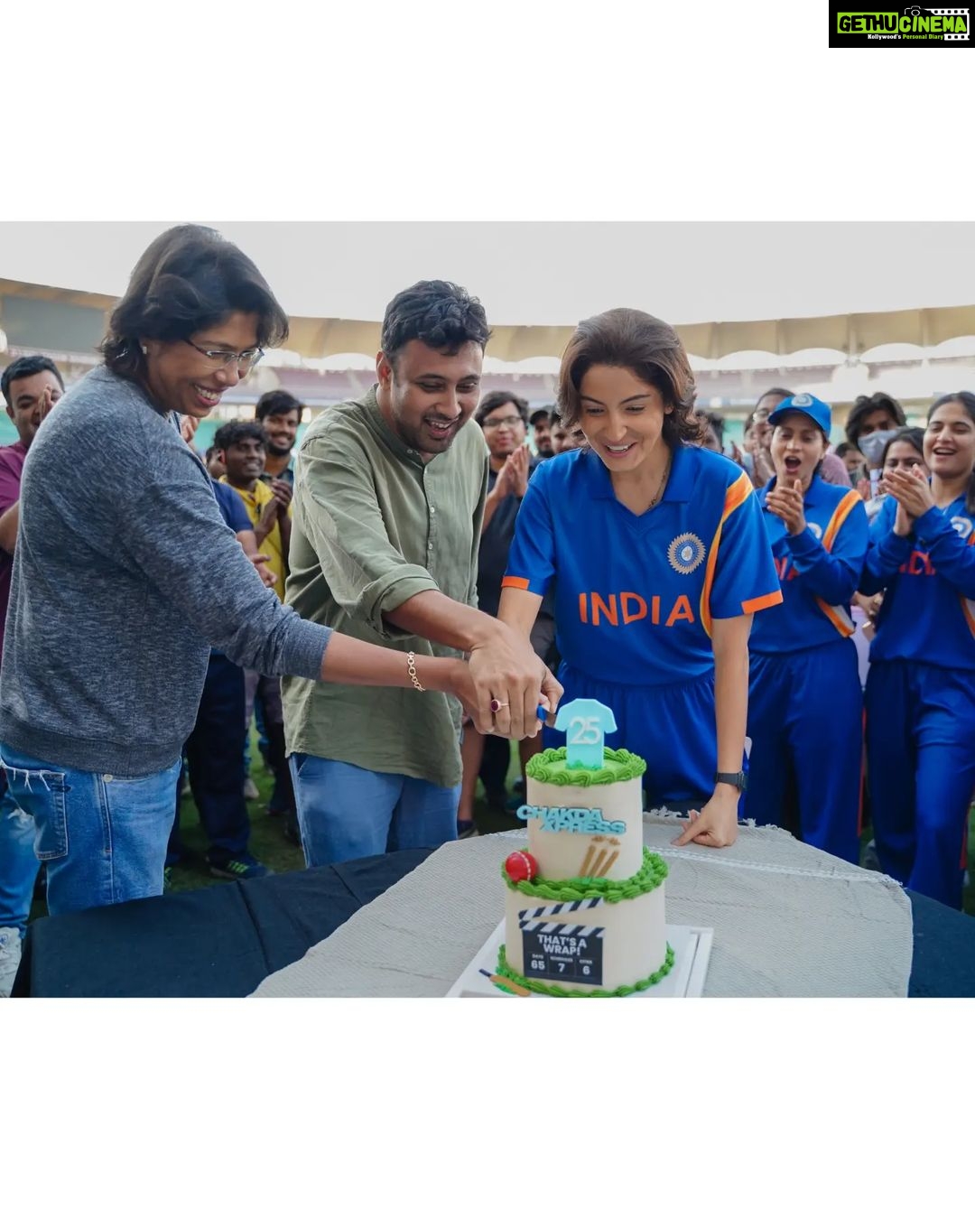 Anushka Sharma Instagram - Itβs a wrap on #ChakdaXpress and thank you @JhulanGoswami for the final clap to bring an end to the shoot! ππ¬π #ComingSoon #ChakdaXpressOnNetflix @netflix_in @renukash710 @official_mahesh_thakur @anshul14chauhan @officialcsfilms @kans26 @prositroy @pratik8shah #TusharKantiRay @abhishek_baner_jee @anishjohn83 @nikhelg9 @saurabhma @rajneesh5258 @lifaafa_ @veerakapuree @narenandbenedict @anti.casting @ankitmalik3 @nikitashak @tamalsen @ze_iyer #akshatverma @manasmittal