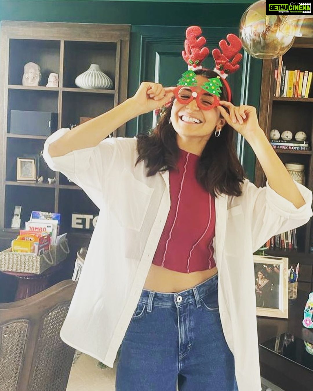 Anushka Sharma Instagram - T’was a great day with friends and family and lots of good food and now please enjoy photos of me by myself because no one is ever happy with their own photo in a group picture 🤭❤️🎄🎅
