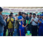 Anushka Sharma Instagram - It’s a wrap on #ChakdaXpress and thank you @JhulanGoswami for the final clap to bring an end to the shoot! 💙🎬🏏 #ComingSoon #ChakdaXpressOnNetflix @netflix_in @renukash710 @official_mahesh_thakur @anshul14chauhan @officialcsfilms @kans26 @prositroy @pratik8shah #TusharKantiRay @abhishek_baner_jee @anishjohn83 @nikhelg9 @saurabhma @rajneesh5258 @lifaafa_ @veerakapuree @narenandbenedict @anti.casting @ankitmalik3 @nikitashak @tamalsen @ze_iyer #akshatverma @manasmittal