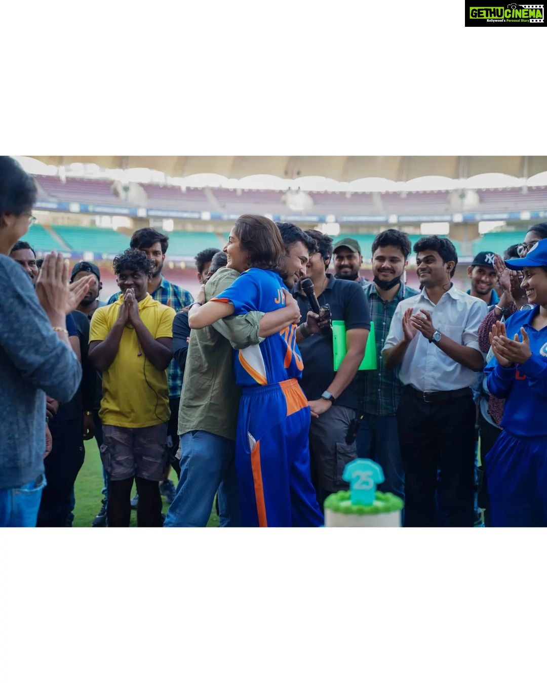Anushka Sharma Instagram - Itβs a wrap on #ChakdaXpress and thank you @JhulanGoswami for the final clap to bring an end to the shoot! ππ¬π #ComingSoon #ChakdaXpressOnNetflix @netflix_in @renukash710 @official_mahesh_thakur @anshul14chauhan @officialcsfilms @kans26 @prositroy @pratik8shah #TusharKantiRay @abhishek_baner_jee @anishjohn83 @nikhelg9 @saurabhma @rajneesh5258 @lifaafa_ @veerakapuree @narenandbenedict @anti.casting @ankitmalik3 @nikitashak @tamalsen @ze_iyer #akshatverma @manasmittal