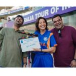 Anushka Sharma Instagram - It’s a wrap on #ChakdaXpress and thank you @JhulanGoswami for the final clap to bring an end to the shoot! 💙🎬🏏 #ComingSoon #ChakdaXpressOnNetflix @netflix_in @renukash710 @official_mahesh_thakur @anshul14chauhan @officialcsfilms @kans26 @prositroy @pratik8shah #TusharKantiRay @abhishek_baner_jee @anishjohn83 @nikhelg9 @saurabhma @rajneesh5258 @lifaafa_ @veerakapuree @narenandbenedict @anti.casting @ankitmalik3 @nikitashak @tamalsen @ze_iyer #akshatverma @manasmittal