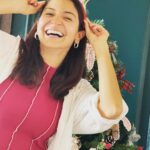 Anushka Sharma Instagram - T’was a great day with friends and family and lots of good food and now please enjoy photos of me by myself because no one is ever happy with their own photo in a group picture 🤭❤️🎄🎅