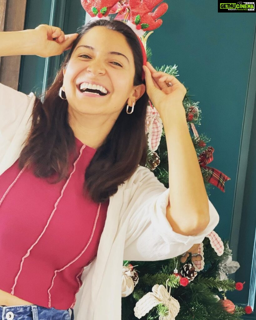 Anushka Sharma Instagram - T’was a great day with friends and family and lots of good food and now please enjoy photos of me by myself because no one is ever happy with their own photo in a group picture 🤭❤️🎄🎅