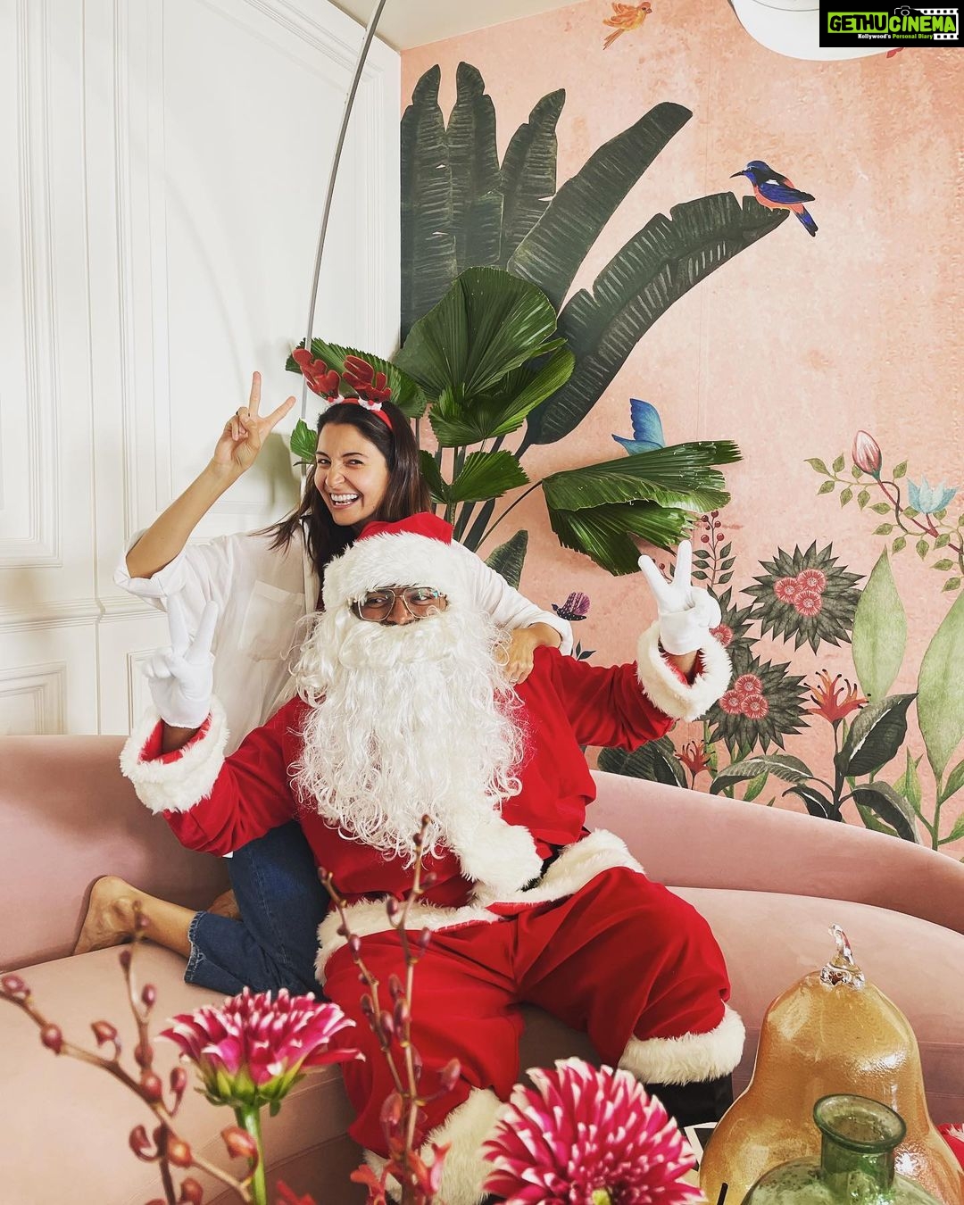 Anushka Sharma Instagram - T’was a great day with friends and family and lots of good food and now please enjoy photos of me by myself because no one is ever happy with their own photo in a group picture 🤭❤️🎄🎅