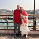 Anushka Sharma Instagram - “Chanting brings me into the space of love within, which to me is my guru, Neem Karoli Baba. From the outside, he was a little old man wrapped in a blanket in whose presence I felt unconditionally loved. On the inside, there was (and is) nothing in him that wasn't love. I have to talk about my guru because everything I have that is of true, lasting value comes from my relationship with him. I'm not trying to sell you. There is no group to join. We already joined it. It's called "the human race." Maharaj-ji, who was beyond any sectarian beliefs, said over and over again that we're all part of one family and that the same blood runs through our veins.” - Excerpt from Chants of a Lifetime, Krishna Das @krishnadasmusic 🌸💕
