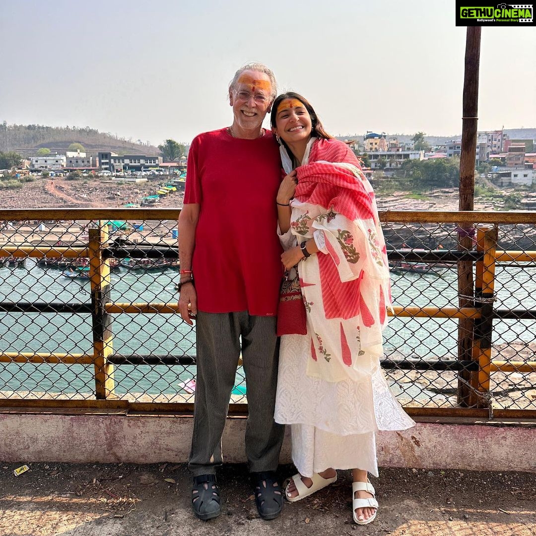 Anushka Sharma Instagram - “Chanting brings me into the space of love within, which to me is my guru, Neem Karoli Baba. From the outside, he was a little old man wrapped in a blanket in whose presence I felt unconditionally loved. On the inside, there was (and is) nothing in him that wasn't love. I have to talk about my guru because everything I have that is of true, lasting value comes from my relationship with him. I'm not trying to sell you. There is no group to join. We already joined it. It's called "the human race." Maharaj-ji, who was beyond any sectarian beliefs, said over and over again that we're all part of one family and that the same blood runs through our veins.” - Excerpt from Chants of a Lifetime, Krishna Das @krishnadasmusic 🌸💕