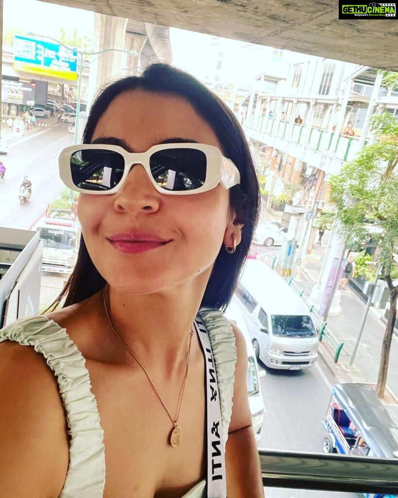 Anushka Sharma Instagram - Didn’t do much on this short work trip to Bangkok so here’s my selfies with one of the most talked about things in Bangkok - Traffic! ✌