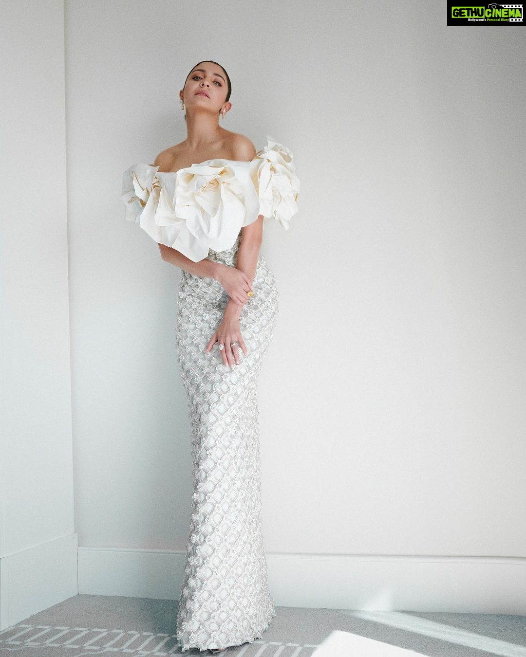 Anushka Sharma Instagram - 🤍 @festivaldecannes @lorealparis @richardquinn @gianvitorossi @chopard @puneetbsaini @yiannitsapatori @priyankarkapadia @vaishnavpraveen @thehouseofpixels #WalkYourWorth #Cannes2023