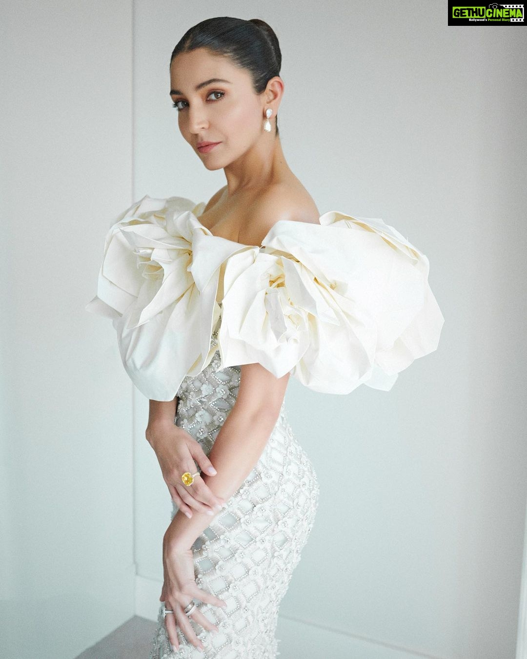 Anushka Sharma Instagram - 🤍 @festivaldecannes @lorealparis @richardquinn @gianvitorossi @chopard @puneetbsaini @yiannitsapatori @priyankarkapadia @vaishnavpraveen @thehouseofpixels #WalkYourWorth #Cannes2023