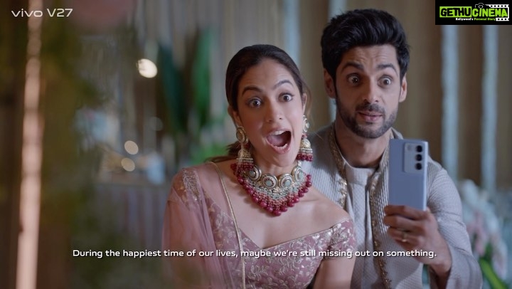 Anya Singh Instagram - Your wedding day photos now brighter than ever, thanks to Vivo V27’s #WeddingStylePortrait ⭐ @vivo_india With this 🐒 @karanwahi #VivoV27 #TheSpotlightMoment #delighteverymoment #weddingstyleportrait