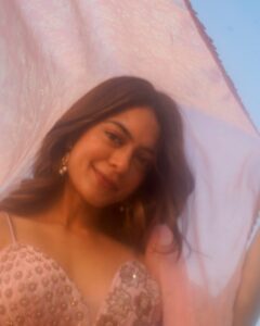 Anya Singh Instagram - Dream a little dream of me🦩 Styled by @mohitrai assisted by @ruchikrishnastyles 👗- @monaandvishu