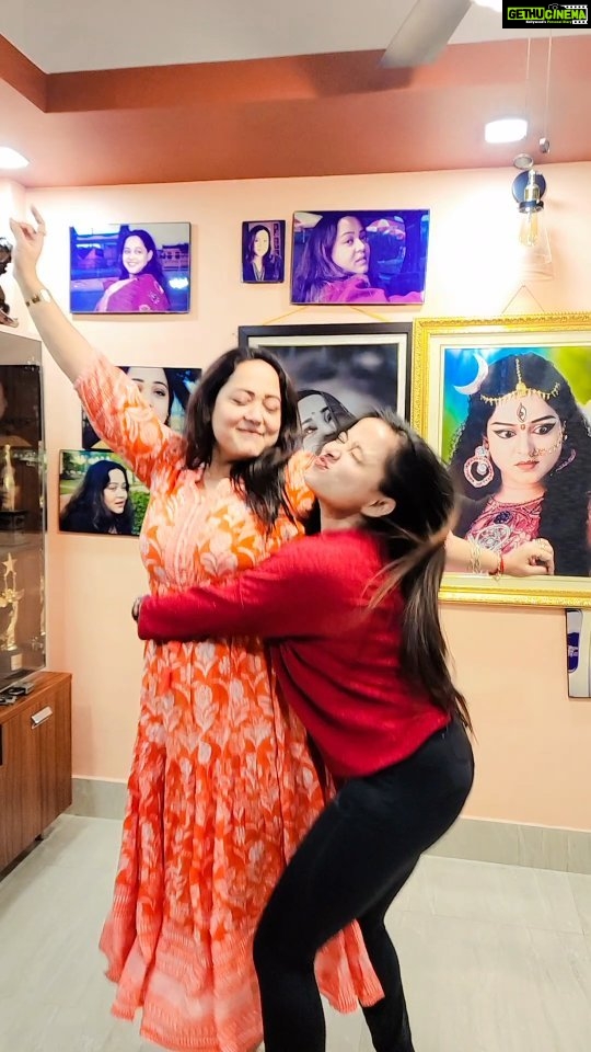 Aparajita Auddy Instagram - Paisa nehi chaheda, Maine payar chaheda😜 @priyankabhattacharjeebubly , , , #mainupaisanichahidamainupyarchahida❤️😘🤗 #us #goals #happiness #momdaughter #happiest #instalike #instareels #reelinstagram