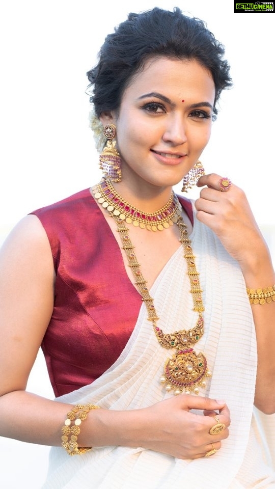 Aparna Das Instagram - Experience the magic of Vishu with Bhima Jewels! Visit us and try on our beautiful jewellery. #BhimaJewels #BhimaEveryday #Jewellery #Vishu #Vishu2023 #Necklace #JewelleryAddict
