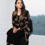 Aparna Das Instagram - Black 🖤 . Outfit @savinidii_official Styling @gayathribalasubramanian21 Make up @kaviyaartistry_off Shot by @crackjackphotography Jewellery @fineshinejewels