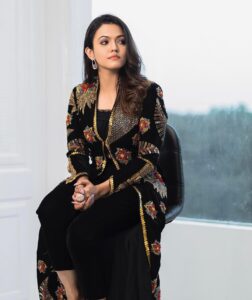 Aparna Das Instagram - Black 🖤
.
Outfit @savinidii_official 
Styling @gayathribalasubramanian21
Make up @kaviyaartistry_off
Shot by @crackjackphotography 
Jewellery @fineshinejewels