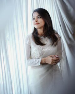 Aparna Das Instagram - OWN what you are 🤍

📷 : @dink4n
Styling : @keepitstylish_by_ammu
@styledbyammu 
Outfit : @jmes_couture