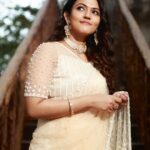 Aparna Das Instagram - When in doubt, wear a saree! 🤍 . . Styling: @gayathribalasubramanian21 Wearing: @thedressshopchennai Accessories: @fineshinejewels PC: @kanaastudioz