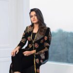 Aparna Das Instagram - Black 🖤 . Outfit @savinidii_official Styling @gayathribalasubramanian21 Make up @kaviyaartistry_off Shot by @crackjackphotography Jewellery @fineshinejewels