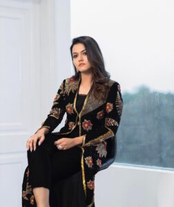 Aparna Das Instagram - Black 🖤
.
Outfit @savinidii_official 
Styling @gayathribalasubramanian21
Make up @kaviyaartistry_off
Shot by @crackjackphotography 
Jewellery @fineshinejewels