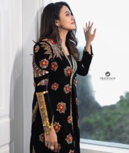 Aparna Das Instagram - Black 🖤
.
Outfit @savinidii_official 
Styling @gayathribalasubramanian21
Make up @kaviyaartistry_off
Shot by @crackjackphotography 
Jewellery @fineshinejewels