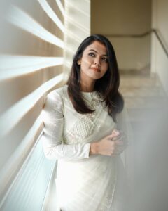 Aparna Das Instagram - OWN what you are 🤍

📷 : @dink4n
Styling : @keepitstylish_by_ammu
@styledbyammu 
Outfit : @jmes_couture