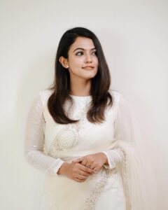 Aparna Das Instagram - OWN what you are 🤍

📷 : @dink4n
Styling : @keepitstylish_by_ammu
@styledbyammu 
Outfit : @jmes_couture