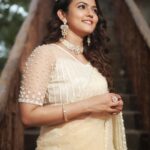 Aparna Das Instagram - When in doubt, wear a saree! 🤍 . . Styling: @gayathribalasubramanian21 Wearing: @thedressshopchennai Accessories: @fineshinejewels PC: @kanaastudioz