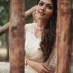 Aparna Das Instagram - When in doubt, wear a saree! 🤍 . . Styling: @gayathribalasubramanian21 Wearing: @thedressshopchennai Accessories: @fineshinejewels PC: @kanaastudioz