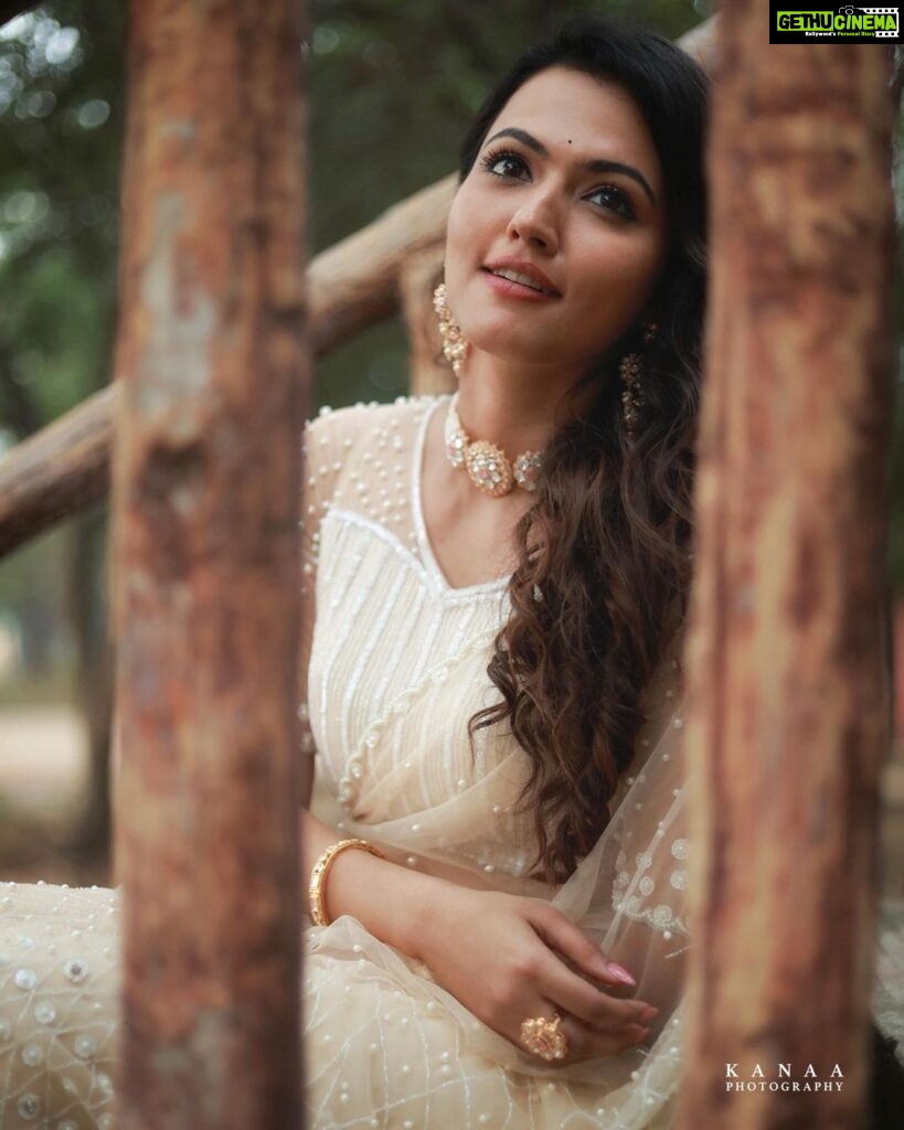Aparna Das Instagram - When in doubt, wear a saree! 🤍 . . Styling: @gayathribalasubramanian21 Wearing: @thedressshopchennai Accessories: @fineshinejewels PC: @kanaastudioz