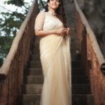 Aparna Das Instagram - When in doubt, wear a saree! 🤍 . . Styling: @gayathribalasubramanian21 Wearing: @thedressshopchennai Accessories: @fineshinejewels PC: @kanaastudioz