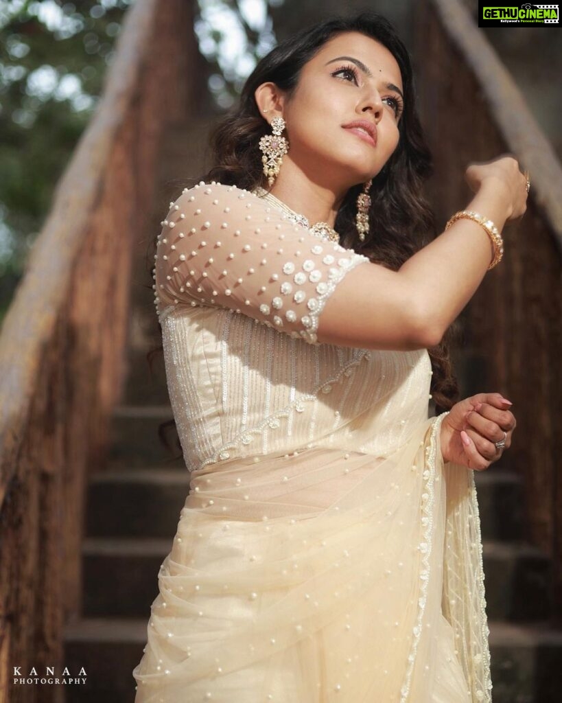 Aparna Das Instagram - When in doubt, wear a saree! 🤍 . . Styling: @gayathribalasubramanian21 Wearing: @thedressshopchennai Accessories: @fineshinejewels PC: @kanaastudioz