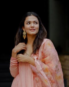 Aparna Das Instagram - 🌸🌸🌸
.
.

coordination: @laamiya.c.k 
photo : @shone_sibi 
outfit: @nairadesignerboutique