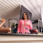 Apsara Rani Instagram - Always fun shooting with kids😍 . . . Tvc for cooking coconut oil @rahuldevsorvino #apsararani #apsara #tvc #coconutoil #ad #adshoot