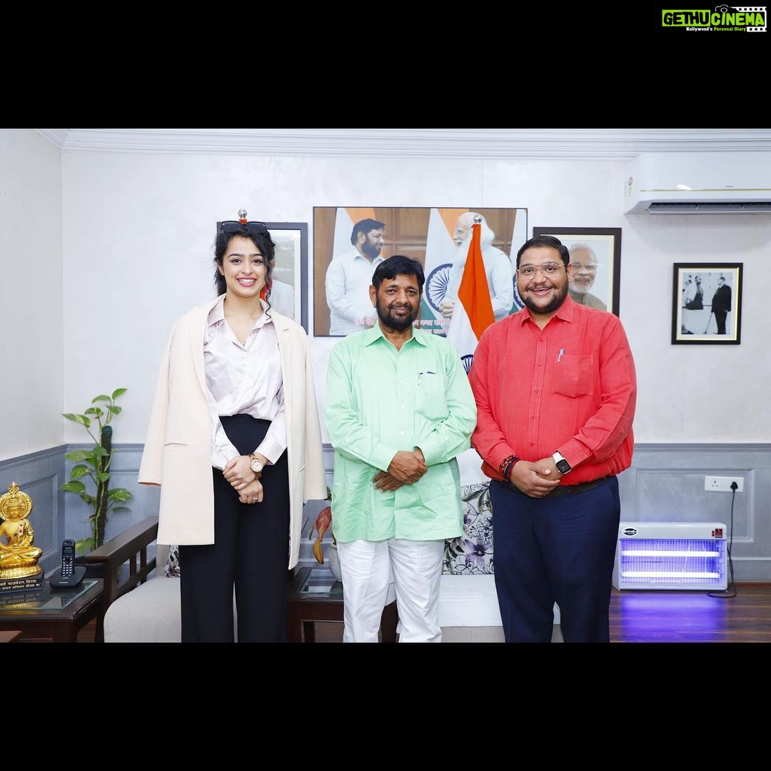 Apsara Rani Instagram - Glad to be meet honourable Minister Kaushal Kishore (Minister of Housing and Urban Affairs of India). He launched the poster of our movie ‘PYAARA KULHAD’ and loved the Patriotic song ‘Bharat Mata ki Jay’🙏🏻🇮🇳 Glad to be able to meet him in person and get his blessings for our movie and future endeavours.🙏🏻🇮🇳 Jai Hind🇮🇳 Delhi, India
