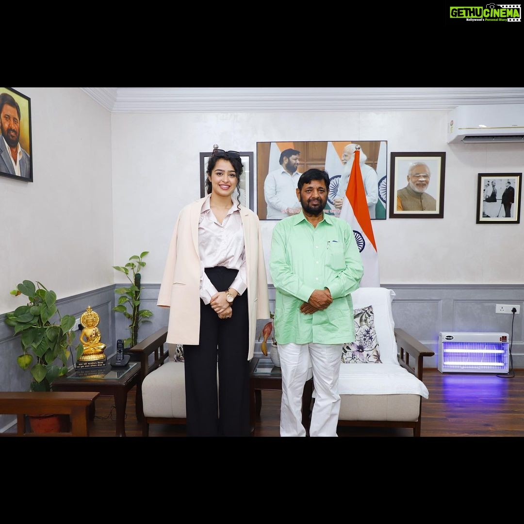 Apsara Rani Instagram - Glad to be meet honourable Minister Kaushal Kishore (Minister of Housing and Urban Affairs of India). He launched the poster of our movie ‘PYAARA KULHAD’ and loved the Patriotic song ‘Bharat Mata ki Jay’🙏🏻🇮🇳 Glad to be able to meet him in person and get his blessings for our movie and future endeavours.🙏🏻🇮🇳 Jai Hind🇮🇳 Delhi, India